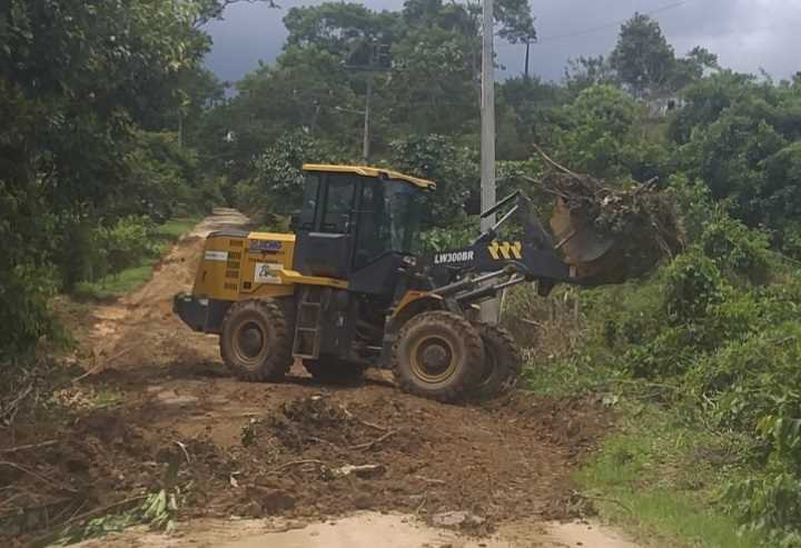 Camacã: Prefeito Paulo do Gás acompanha a recuperação da estrada do Km 2
